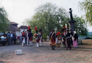 Socha Napoleona a vojsko v dobových kostýmech